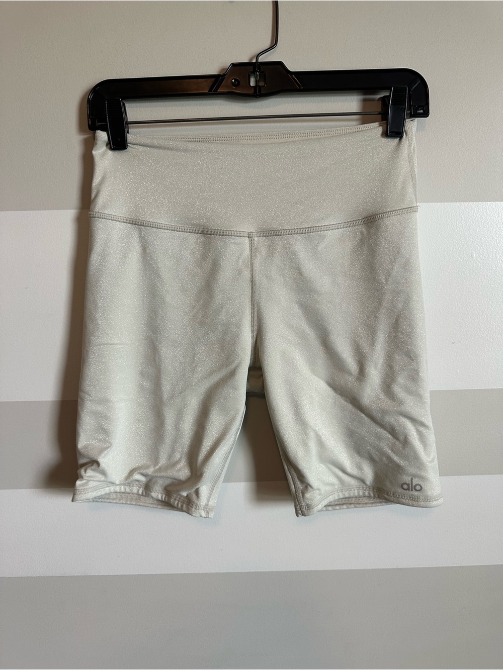 Alo Yoga Shorts Womens M Medium Eggshell Shimmery High Waist Biker Airbrush